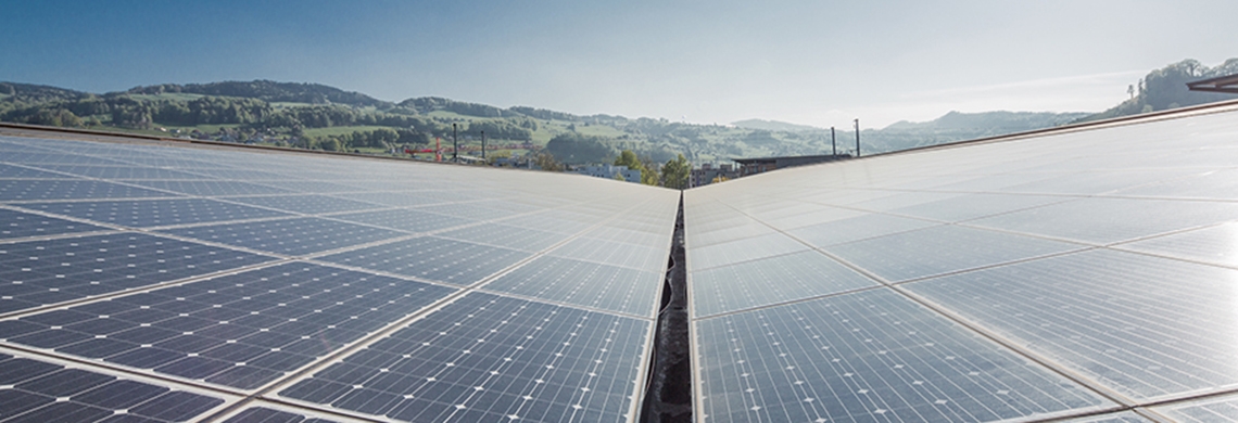 Industirelle Photovoltaikanlage auf einem Dach